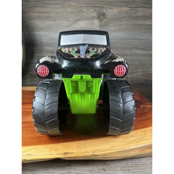 Hot Wheels Grave Digger Bad to the Bone 2002 Mattel Large Toy Monster Truck - Picture 4 of 10